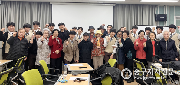 약수노인종합복지관 어르신들이 한양공고 학생들과 파이팅을 하고 있다.