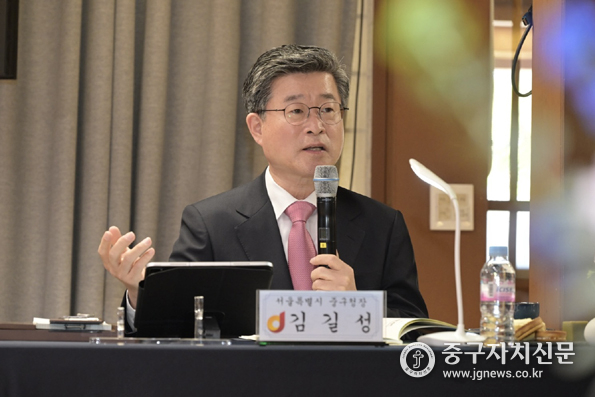 김길성 서울 중구청장이 회의에서 발언을 하고 있다