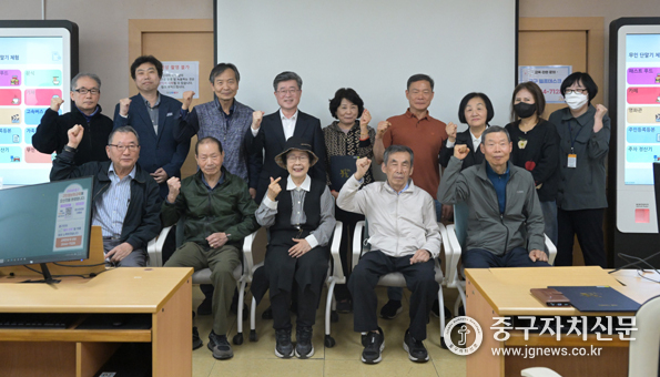 4월 교육생이 구민 정보화교육 수료식에서 파이팅을 하고 있다.