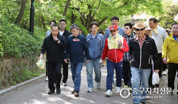 ‘제480주년 충무공 이순신 탄생기념 중구민 걷기대회’에서 김길성 중구청장과 소재권 의장등이 중구민들과 남산을 걷고 있다.