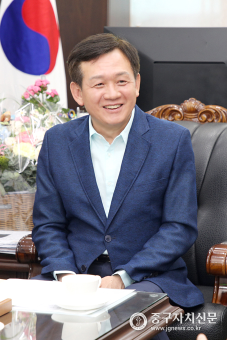 중구의회 윤판오 의장이 본지 이형연 발행인과 인터뷰를 하고 있다.