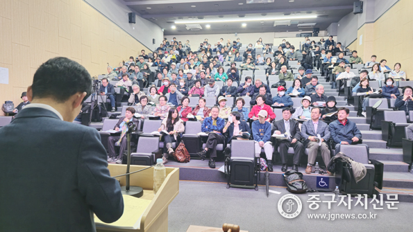 신당10구역재개발 조합설립 정기총회에서 이창우 조합장이 안건을 설명하고 있다.