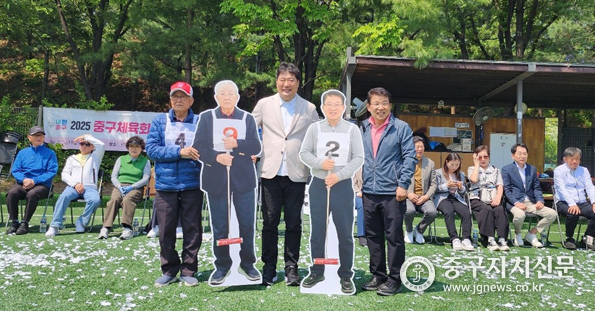 유승철 중구체육회장이 어버이날 기념 게이볼 대회에 앞서 어르신들에게 등신대를 전달하고 있다.