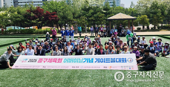유승철 중구체육회장이 어버이날 기념 게이볼 대회에서 참석자들과 파이팅을 하고 있다.
