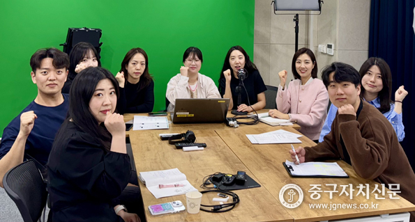 중구온에어 방송반 회의한 후 파이팅을 하고 있다. 