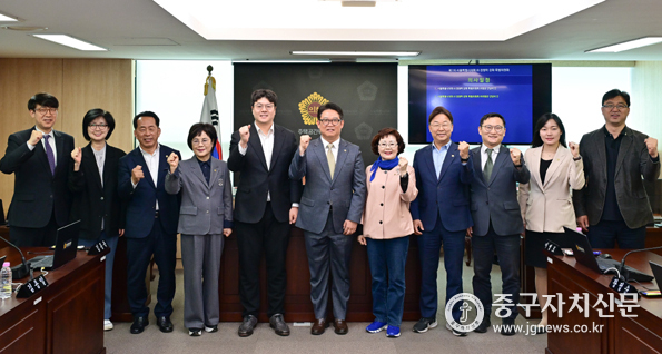 옥재은 의원을 비롯한 AI 경쟁력 강화 특별위원회 위원들이 파이팅을 하고 있다.