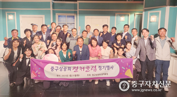 대학로 대표 로맨스 코미디 연극 ‘한뼘사이’를 관람한 후 배우들과 기념촬영을 하고 있다.