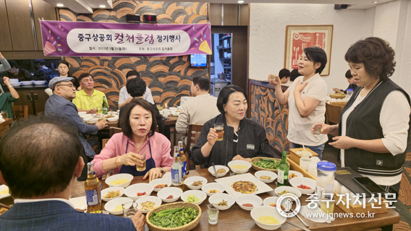 대학로 대표 로맨스 코미디 연극 ‘한뼘사이’를 관람한 후 식당에서 임수연 단장이 건배를 하고 있다.