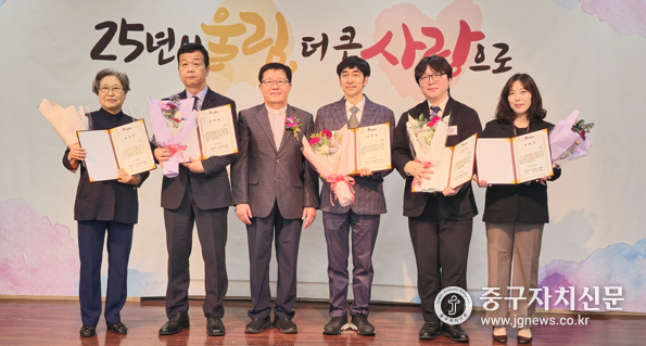 유락종합사회복지관 개관 25주년 기념행사에서 정진호 회장과 수상자들이 기념촬영을 하고 있다.
