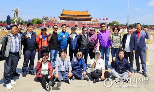 중국 베이징에서 열린 차이 나프린트 2025에 참관한 일반인쇄부회 회원들이 천안문 광장 앞에서 기념촬영을 하고 있다.
