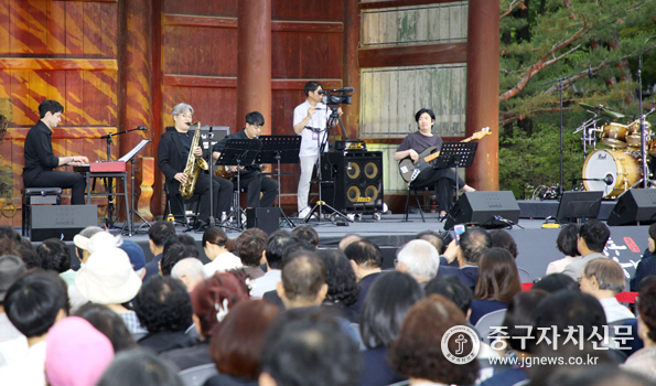 2025정동야행에서 개막 공연이 펼쳐지고 있다.