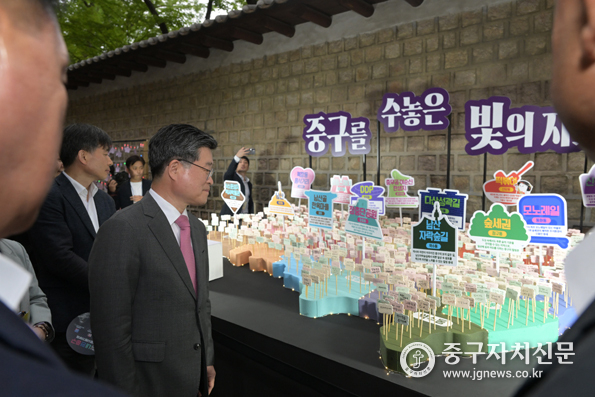 2025 정동야행에서 중구를 수놓은 빛의 지도를 김길성 중구청장 돌아보고 있다.