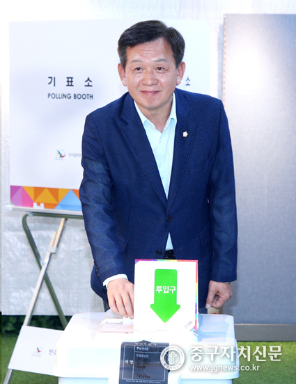 지난 29일 중구의회 윤판오 의장이 동화동 주민센터에 마련된 투표소에서 제21대 대통령 선거 사전투표를 하고 있다.