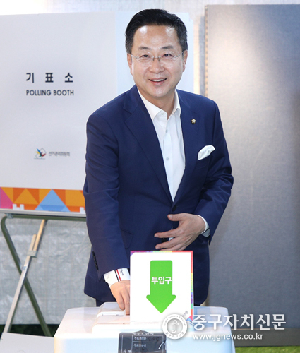 지난 29일 박성준 국회의원이 동화동 주민센터에서 제21대 대통령 선거 사전투표를 하고 있다.