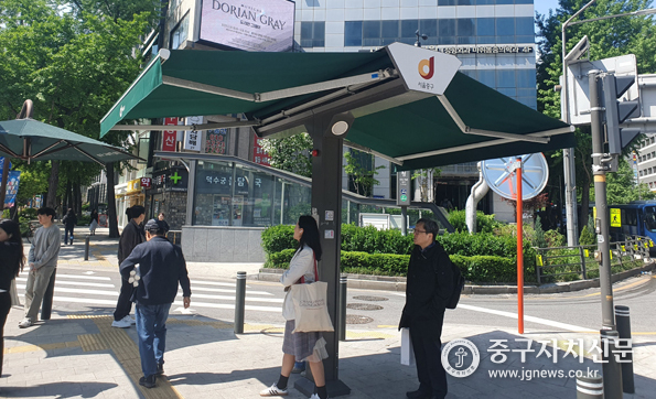 폭염대책의 일환으로 그늘막이 설치돼 있는 모습.