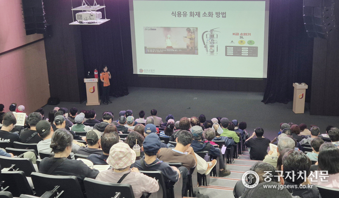 지난 23일(거리가게 운영자를 대상으로 화재안전 등의 교육을 실기하고 있다. .