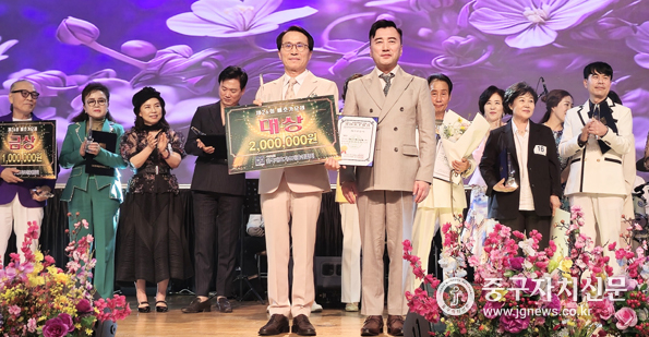  제26회 배호가요제에서 박홍종씨가 강준호 회장으로부터 대상을 수상하고 기념촬영을 하고 있다.