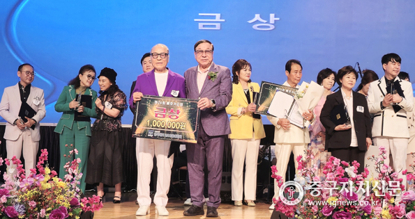  제26회 배호가요제에서 김육식씨가 김현우 심사위원장으로부터 금상을 수상하고 있다.