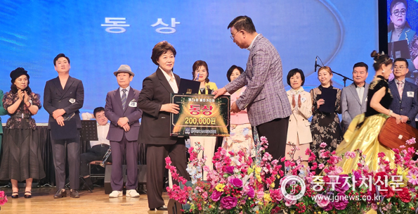  제25회 배호가요제에서 박비송씨가 김상길 심사위원으로부터 동상을 수상하고 있다.