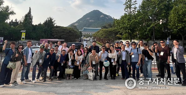 지난 5월 29일 열린 CEO아카데미 문화탐방 참가자들이 향원정 앞에서 기념촬영을 하고 있다