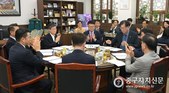 지난달 29일 우리은행, 신한은행, 하나은행, 새마을금고, 서울신용보증재단이 참여한 가운데 업무협약에 앞서 티타임을 갖고 있다.