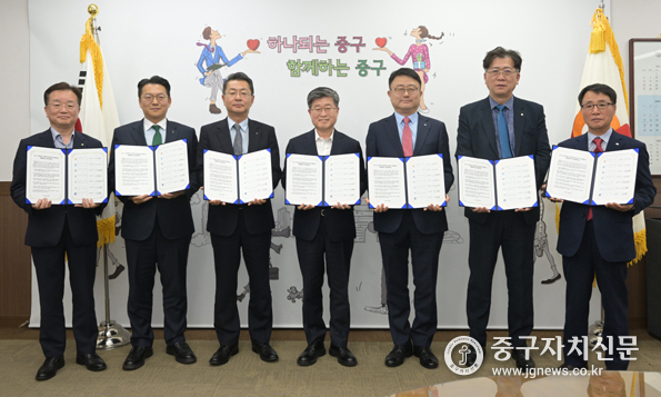 지난달 29일 우리은행, 신한은행, 하나은행, 새마을금고, 서울신용보증재단이 참여한 가운데 업무협약을 체결하고 있다.