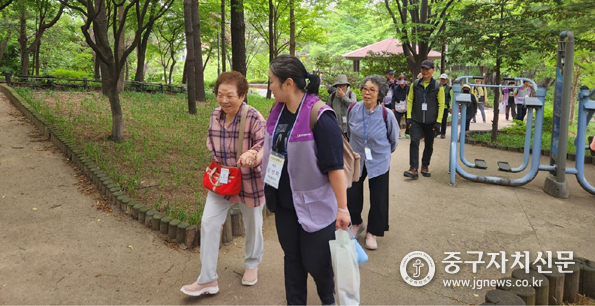 중구자원봉사센터가 동화동, 신당5동, 황학동, 신당동 신당권역 남산산책 동행 봉사활동을 전개하고 있다.