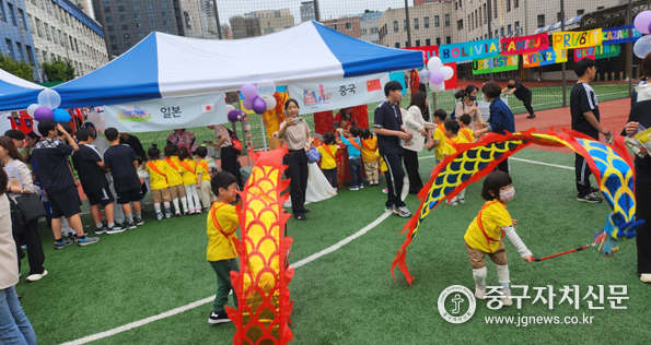린이집 대상 2025‘다문화 한마음 축제’에서 어린이들이 축제를 함께하고 있다.