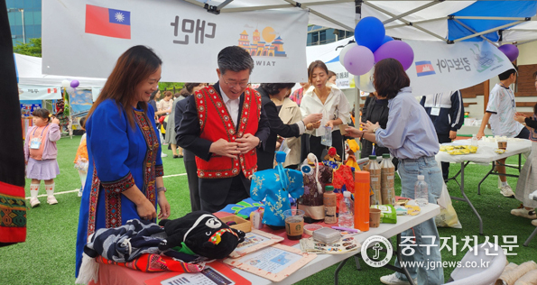 한양중, 어린이집 대상 2025‘다문화 한마음 축제’에서 김길성 중구청장이 외국의상을 입어보고 있다.