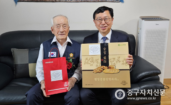 지난 5월 어버이날을 맞아 전종호 청장이 국가유공자 자택을 찾아가 위문품을 전달하는 모습.