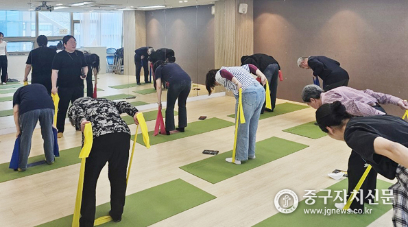 중구가 중증정신질환자를 대상으로 재활프로그램인 운동요법을 하고 있다.