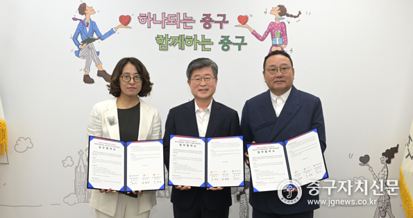 지난 9일 중구와 중구인재육성장학재단, 서울대가 업무협약을 체결한 후 기념촬영을 하고 있다. (사진은 왼쪽부터 박미선 서울대 교수, 김길성 중구청장, 박장선 이사장)