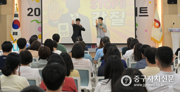 중구가 전직원 대상으로 한 청렴라이브 콘서트에서 청렴연극을 하고 있다.