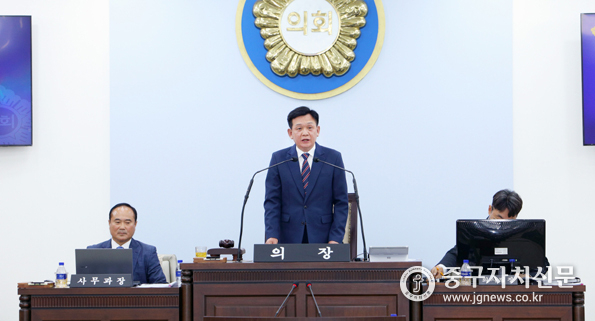 제295회 중구의회 제1차 정례회에서 윤판오 의장이 개회사를 하고 있다.