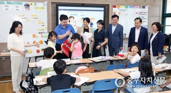 중구의회 행정보건위 손주하 위원장과 위원들, 윤판오 의장이 광희영어체험센터를 방문해 수업을 참관하고 있다.