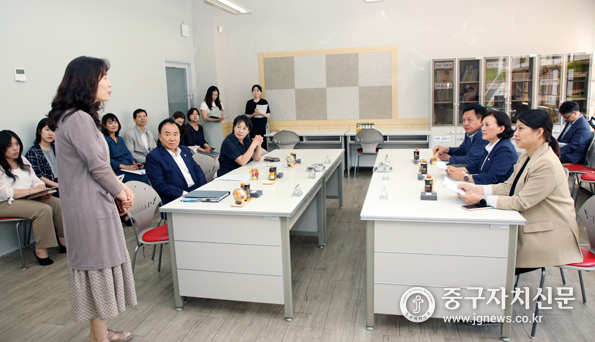 행정보건위원회 손주하 위원장과 위원들, 윤판오 의장이 장충초 돌봄센터를 방문해 센터 운영현황을 듣고 있다.