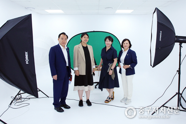 중구의회 행정보건위원회 손주하 위원장과 위원들이 윤판오 의장이 명동아트브리즈를 방문, 확인 점검한 후 기념촬영을 하고 있다.