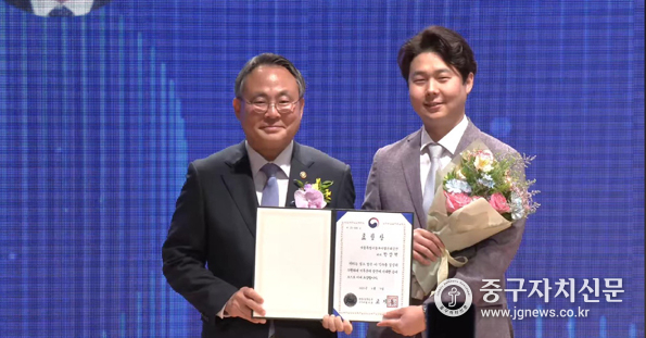 2025년 국가기록관리 유공 표창을 받은 후 기념촬영을 하고 있다. 
