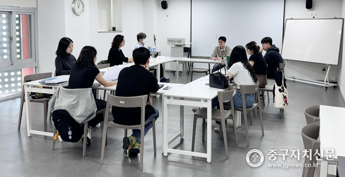 ‘상주작가 지원사업’을 통해 10명의 지역 주민이 자신의 이야기를 담은 ‘거짓말로 쓰는 일기’ 소설집을 출간했다.(사진은 회의모습)