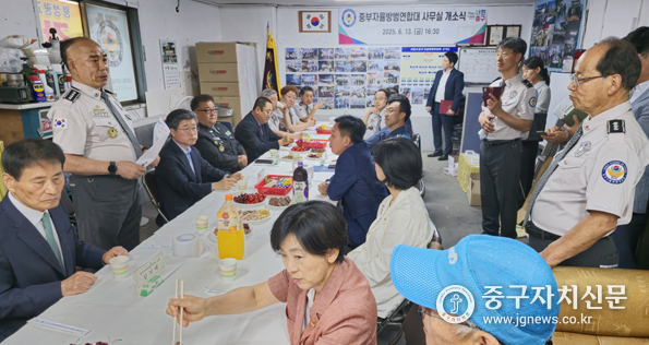 지난 13일 중부자율방범연합대 사무실 개소식에서 이길수 대장이 인사말을 하고 있다.