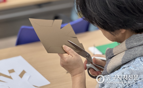 어린이 책놀이 원데이클래스 참관 실습을 하고 있다.