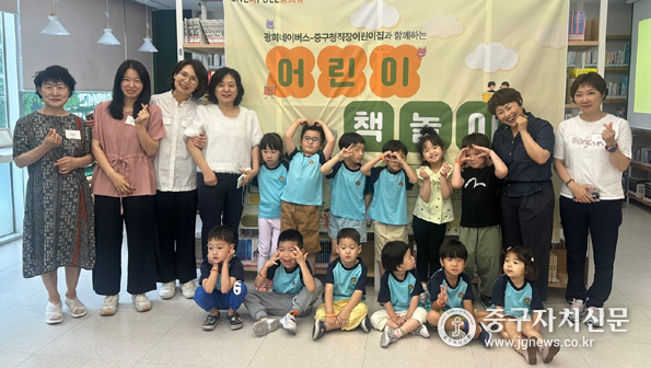 어린이 책놀이 원데이클래스 실습에 참관한 후 기념촬영을 하고 있다. 