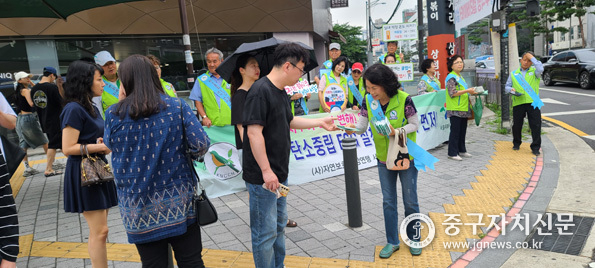 지난 21일 자연보호 회원 40여명이 신당사거리 일대에서 기후변화 대처 캠페인을 전개하고 있다.