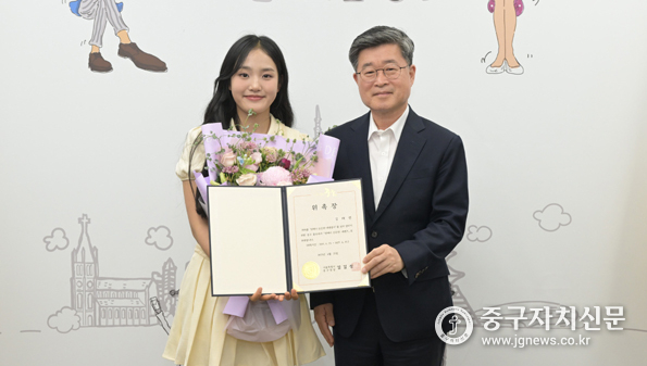 지난 6월 23일 김길성 중구청장(우)이 김태연(좌)에게 제2호 중구홍보대사로 위촉한 후 기념촬영을 하고 있다.