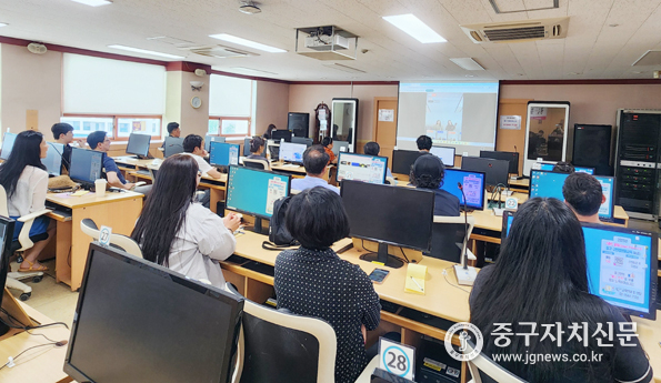 중구 전통시장 라이브커머스 교육을 실시하고 있다.