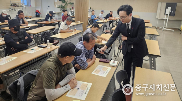 자활사업단 참여주민 대상으로 서비스 제공 능력 향상을 위한 CS교육을 진행하고 있다.