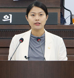 제295회 중구의회 정례회에서 손주하 예결특위 위원장이심사보고를 하고 있다.