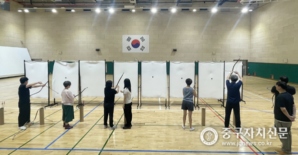 생활체육교실 궁도 수강 모습.