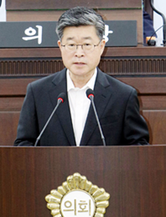 중구의회 본회의장에서 김길성 중구청장이 의원들의 구정질문에 답변하고 있다.