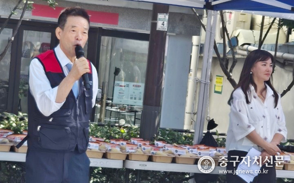민병렬 자총 중구지회장이 신당마을마당에서 열린 6.25전쟁 제75주년 사진전 및 전쟁음식 체험에서 인사말을 하고 있다.
